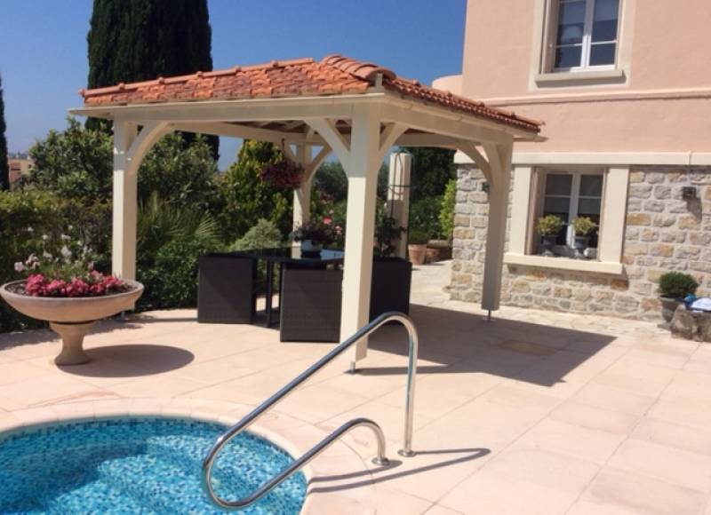 Réalisation d'une Pergola 4 pentes en contrecollé épicéa à Vidauban dans le Var