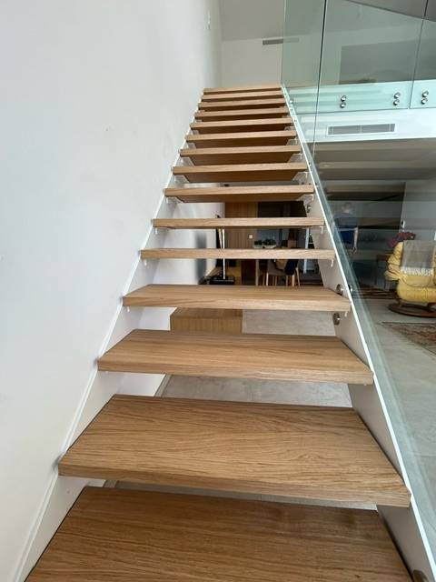 MARCHE D'ESCALIER EN PANNEAU CHENE RUSTICA 40 MM - ALPES MARITIMES - 06